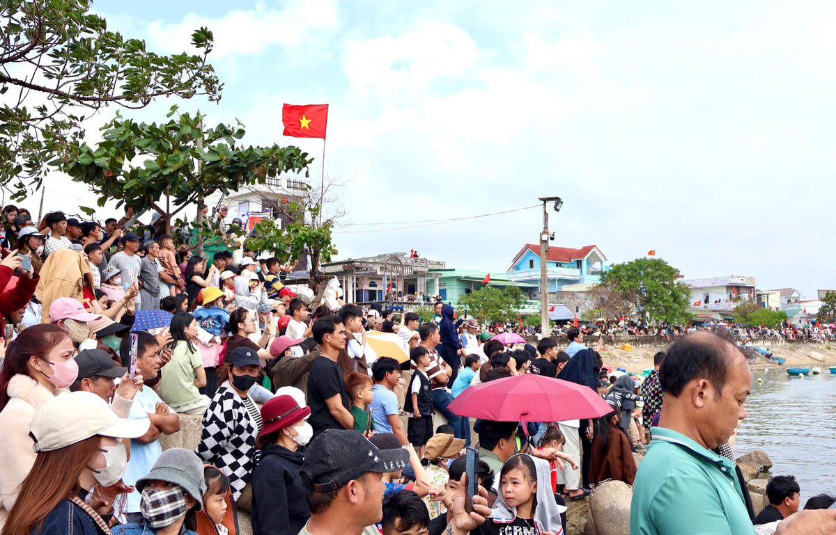 Rất đông người dân phường Sa Huỳnh tham gia lễ Hội ra quân nghề cá năm 2026. Ảnh: CV.