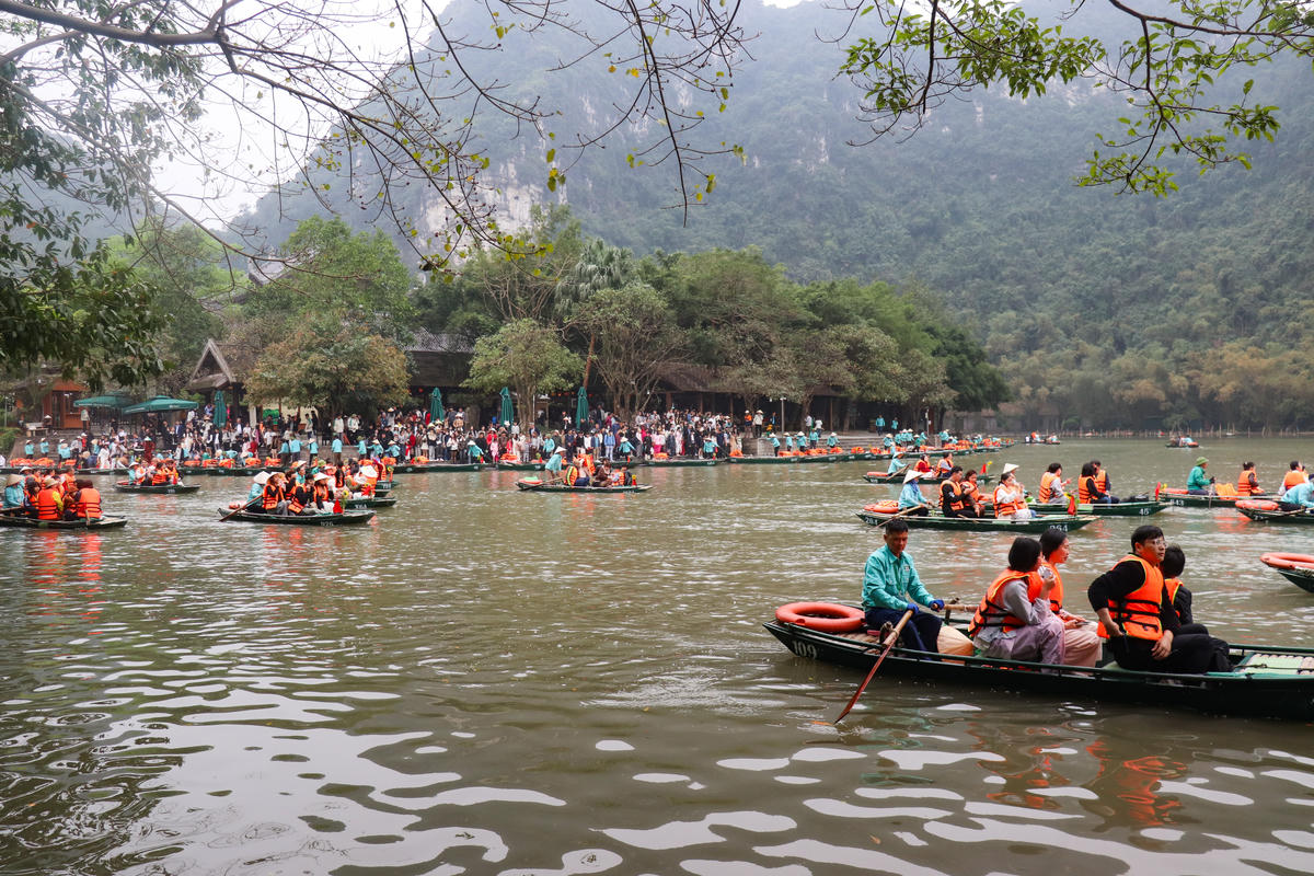 Những con thuyền nhỏ lướt nhẹ qua mặt nước xanh, len giữa núi đá vôi và các hang động tự nhiên, mang lại cảm giác thư thái đầu năm. Ảnh: Đình Minh