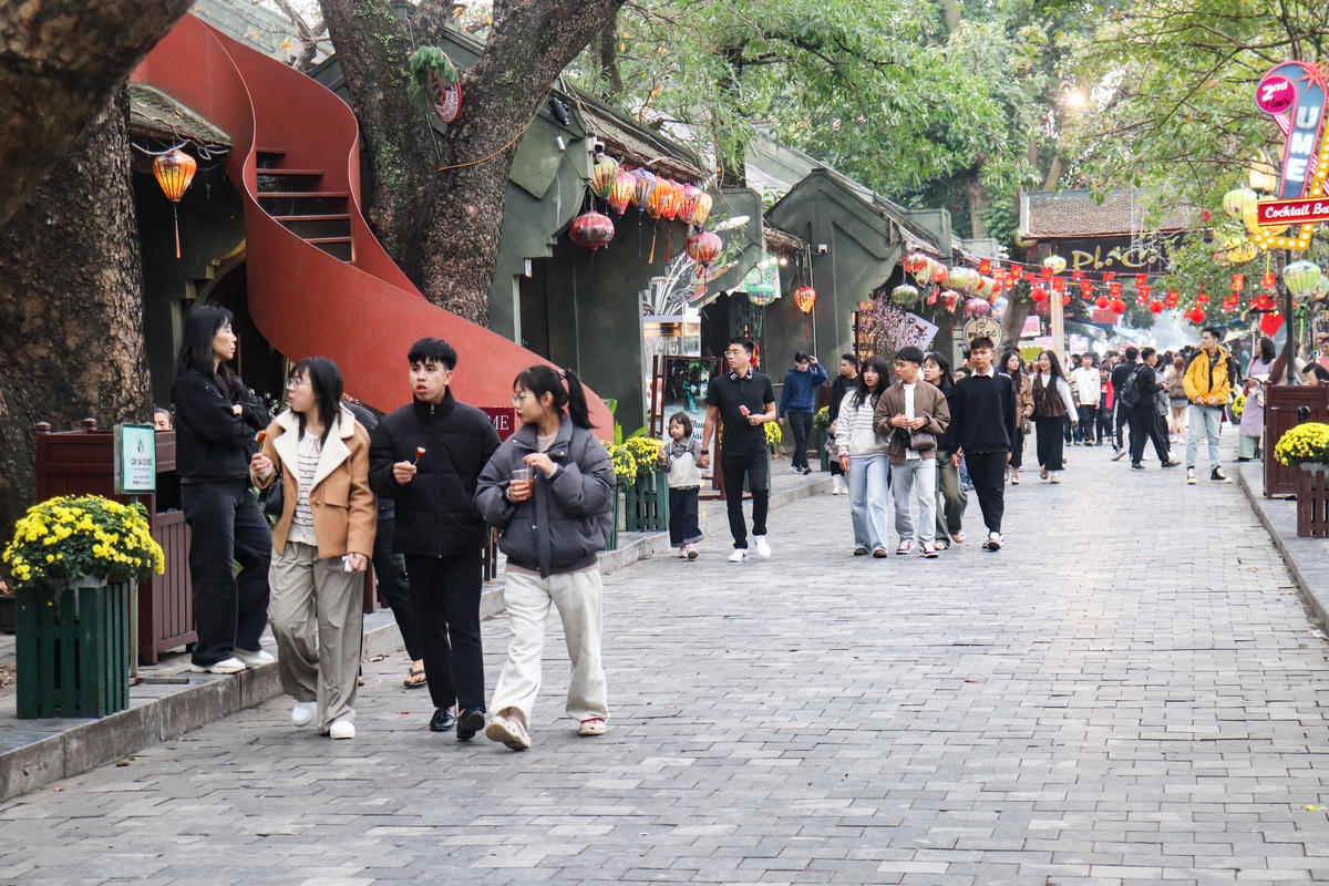 Tiếng nói cười, tiếng nhạc xuân hòa quyện, tạo nên nhịp sống rộn ràng nhưng vẫn giữ được nét thanh lịch đặc trưng của vùng đất cố đô. Ảnh: Đình Minh