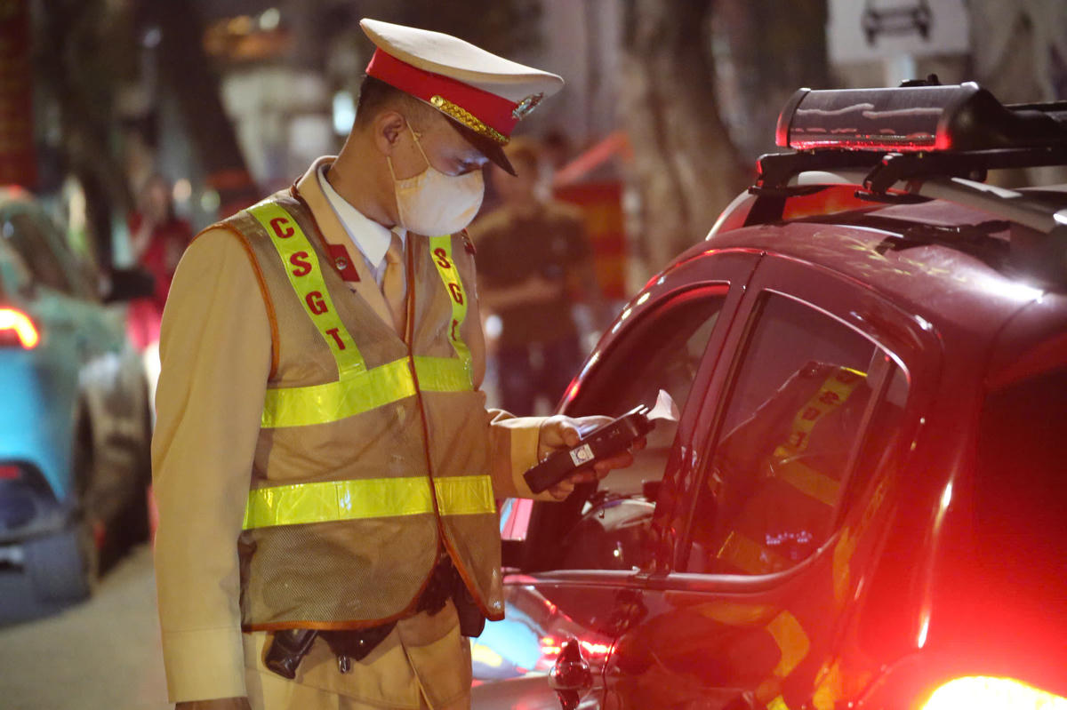 CSGT Hà Nội kiểm tra nồng độ cồn.