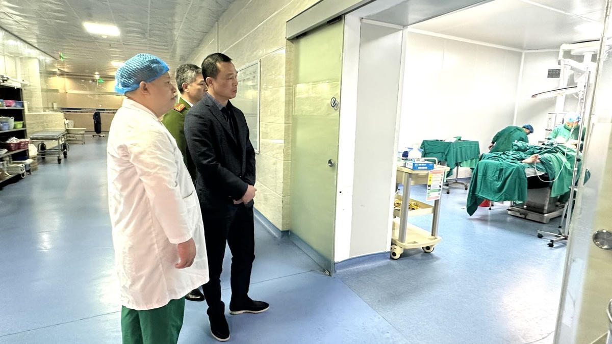 Thiếu tướng Tô Anh Dũng thăm các nạn nhân đang điều trị tại Bệnh viên Đa khoa quốc tế Hợp Lực. Ảnh: CATH