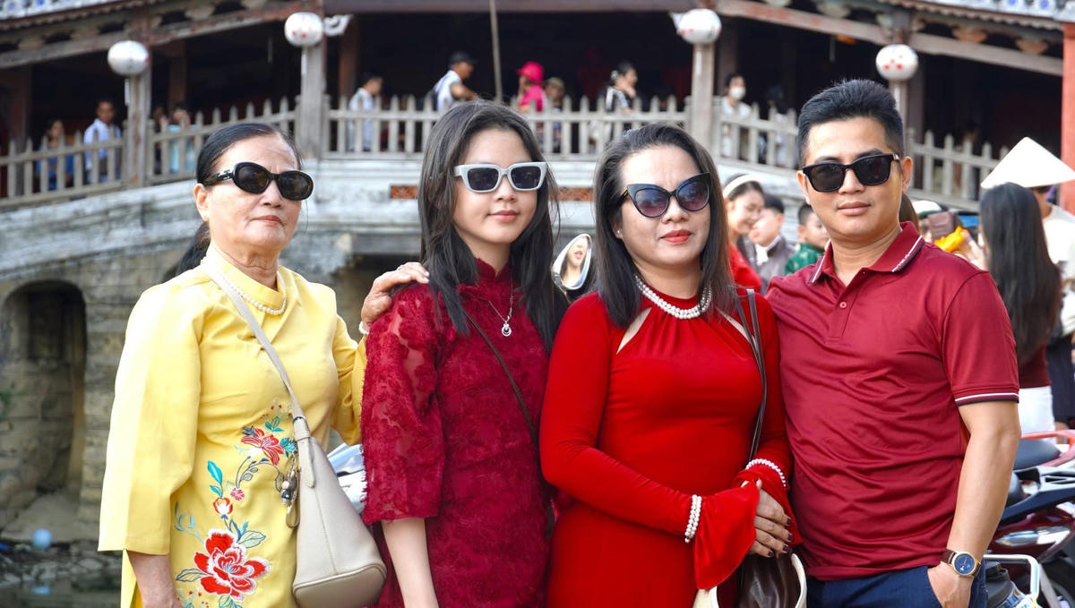 Du khách check on bên chùa Cầu Hội An. Ảnh: CV.