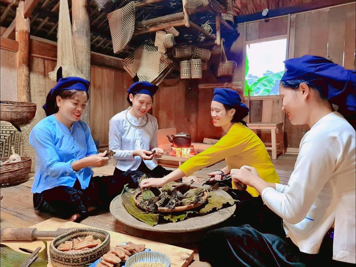 Gói bánh chưng đen tại làng du lịch Quỳnh Sơn