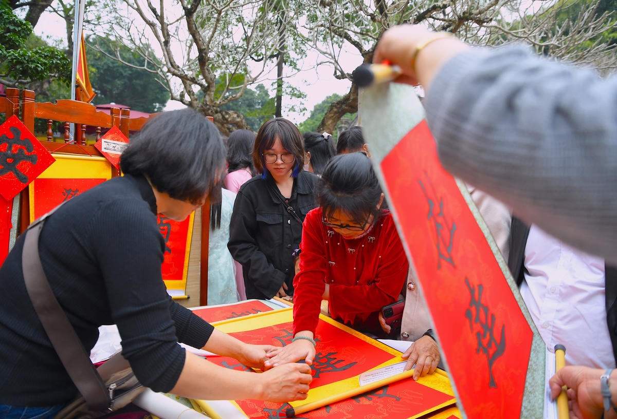 Người dân xếp hàng xin chữ, gửi gắm ước vọng về tri thức, thành đạt và một năm mới hanh thông.  Ảnh: Phạm Sỹ.