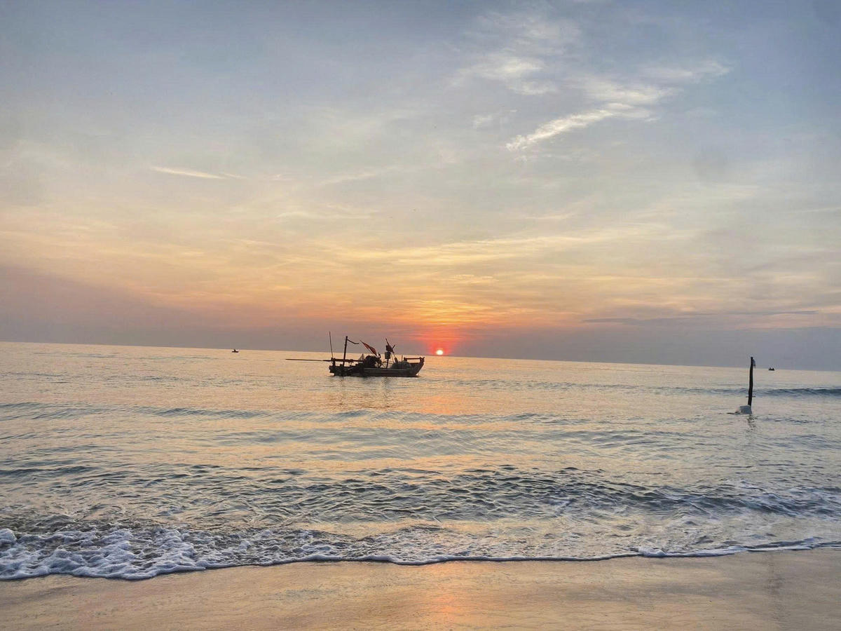 Qua lễ cúng, ngư dân cầu mong năm mới thuận lợi, mùa màng bội thu, bình an trong những chuyến đi biển. Ảnh: TT/Tư liệu.