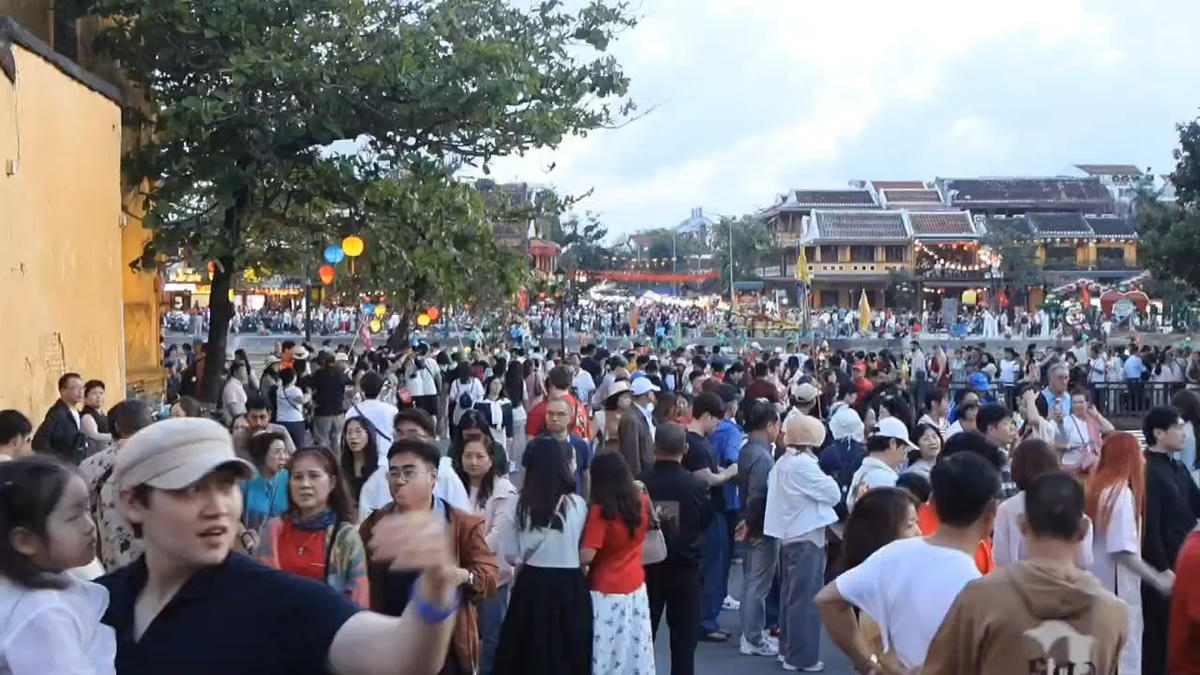 Một góc khu vực chùa Cầu Hội An đông kín khách du lịch chiều mùng 2 Tết.