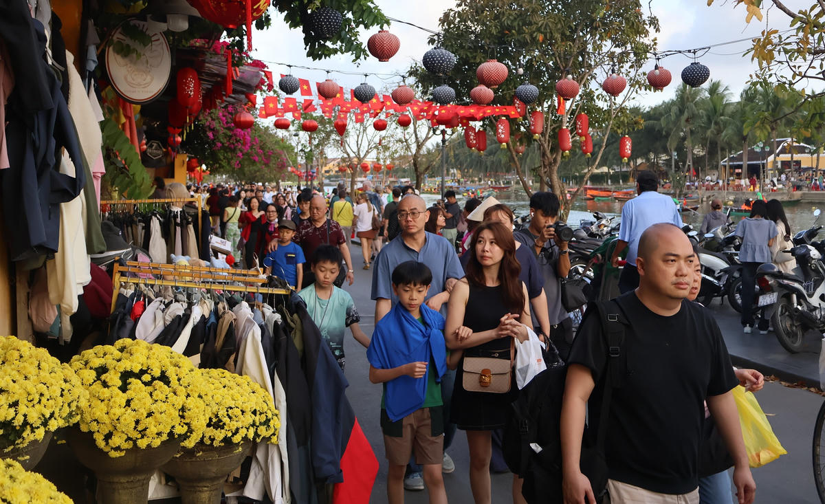 Nhiều du khách đi du xuân đầu năm mới ở phố cổ Hội An. Ảnh: CV.