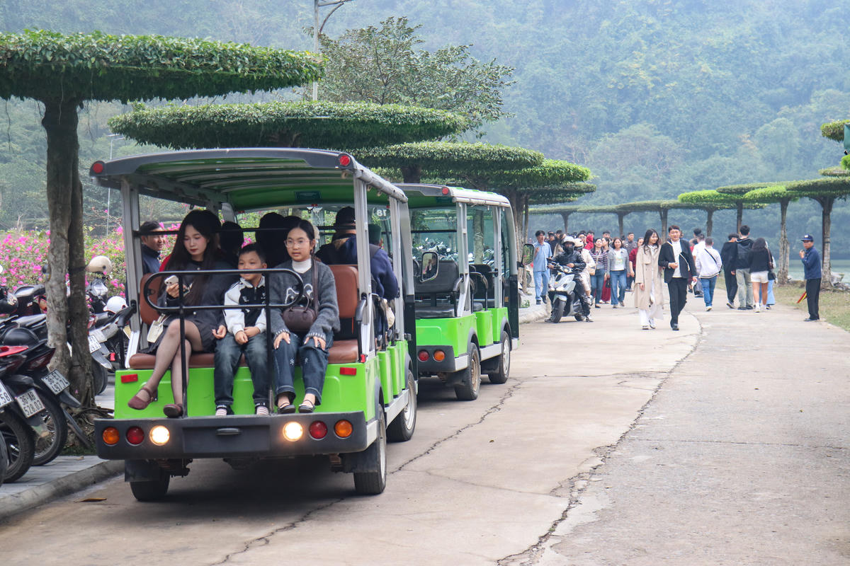 Trong các khu, điểm du lịch của Ninh Bình, hiện phần lớn đều được bố trí xe điện để đưa đón các du khách đến điểm tham quan tận nơi. Ảnh: Đình Minh