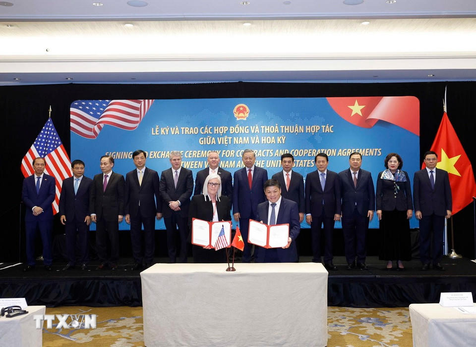 Tổng Bí thư Tô Lâm chứng kiến lễ trao Hợp đồng cung cấp động cơ GTF và dịch vụ bảo dưỡng toàn diện cho tàu bay A321NEO và A321 XLR giữa VietjetAir (Việt Nam) và Pratt &amp; Whitney. (Ảnh: Thống Nhất/TTXVN)