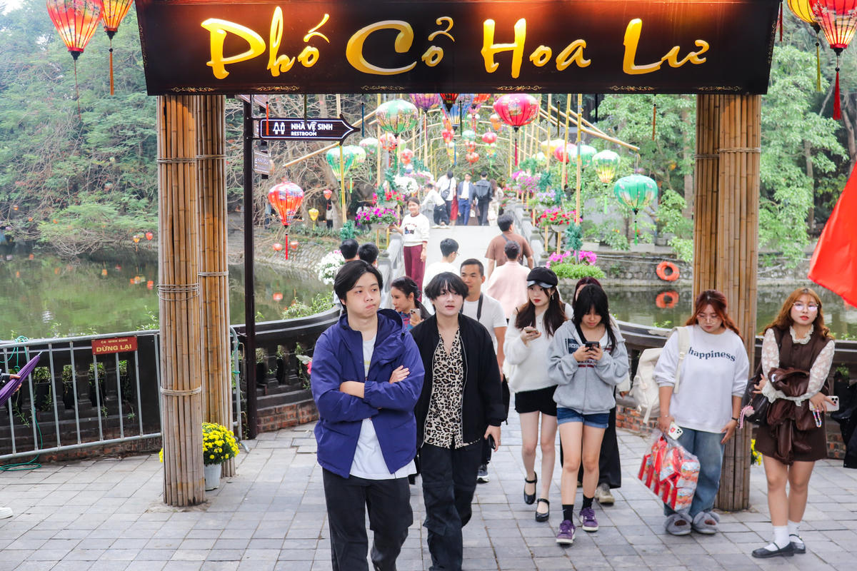 Phố cổ Hoa Lư thu hút đông đảo du khách, nhất là các bạn trẻ đến tham quan, check-in. Ảnh: Đình Minh