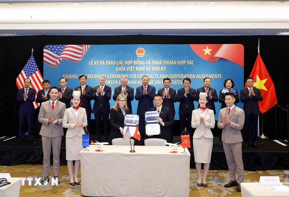 Tổng Bí thư Tô Lâm chứng kiến lễ ký Hợp đồng mua 40 máy bay Boeing 787-9 Dreamliner kèm quyền mua bổ sung 20 máy bay giữa Hãng Hàng không Sun Phú Quốc Airways và Tập đoàn Boeing. (Ảnh: Thống Nhất/TTXVN)