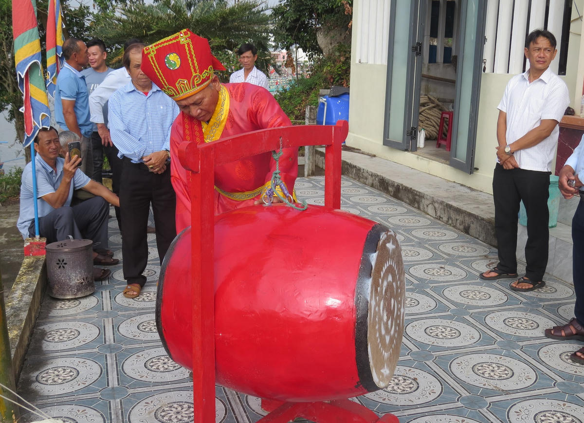 Ông Nguyễn Thành Lin đánh trống phát hiệu lệnh xuất phát