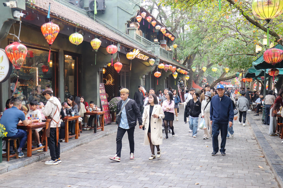 Du khách đến phố cổ Hoa Lư du xuân mùng 3 Tết. Ảnh: Đình Minh