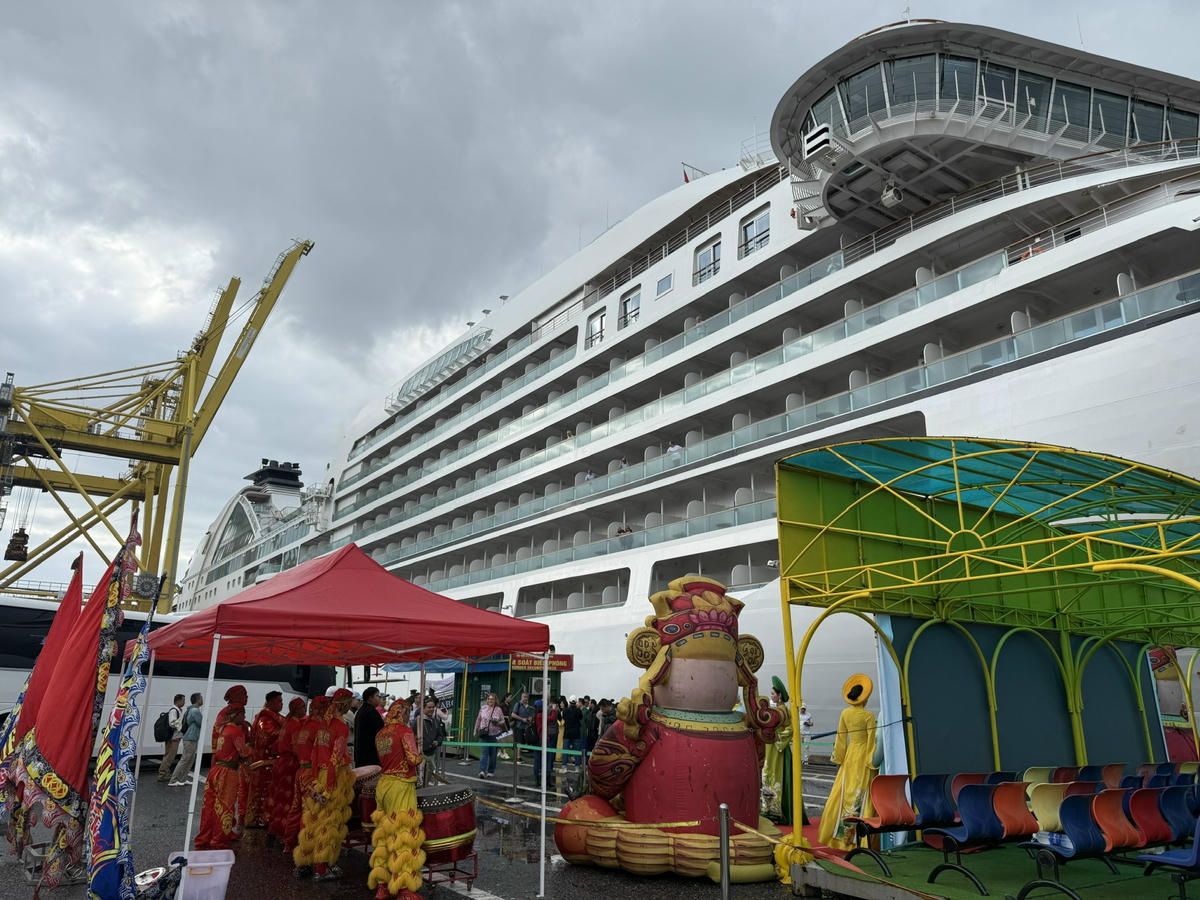 Lễ đón các du khách diễn ra trang trọng tại cầu cảng Tiên Sa. Ảnh: CV.