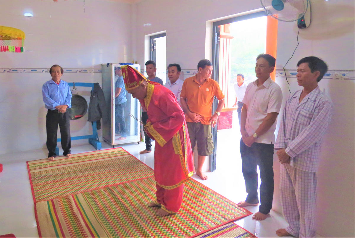 Ông Nguyễn Thành Lin lễ bái trước lăng thờ thần Nam Hải bên cửa biển Mỹ Á. Ảnh: CV.. 