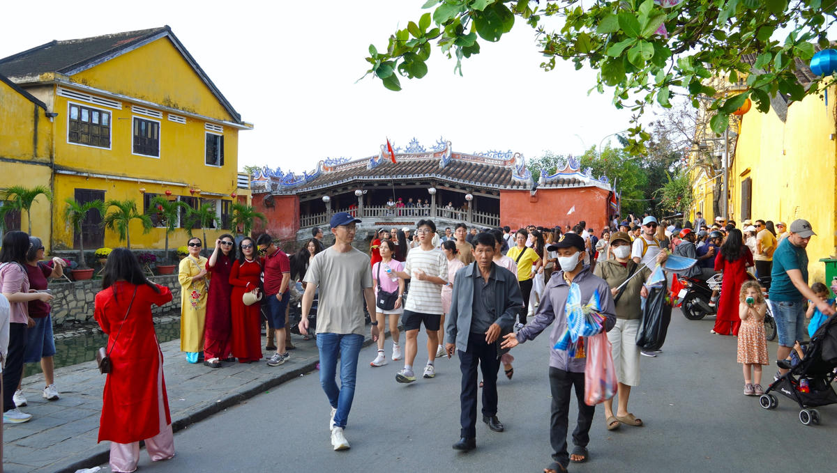 Du khách đi tham quan chùa cầu Hội An mùng 2 Tết. Ảnh: Chí Đại.