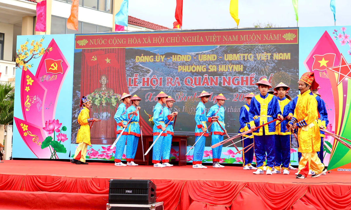 Ngư dân vùng biển Sa Huỳnh biểu diễn hát bả trạo. Ảnh: CV.