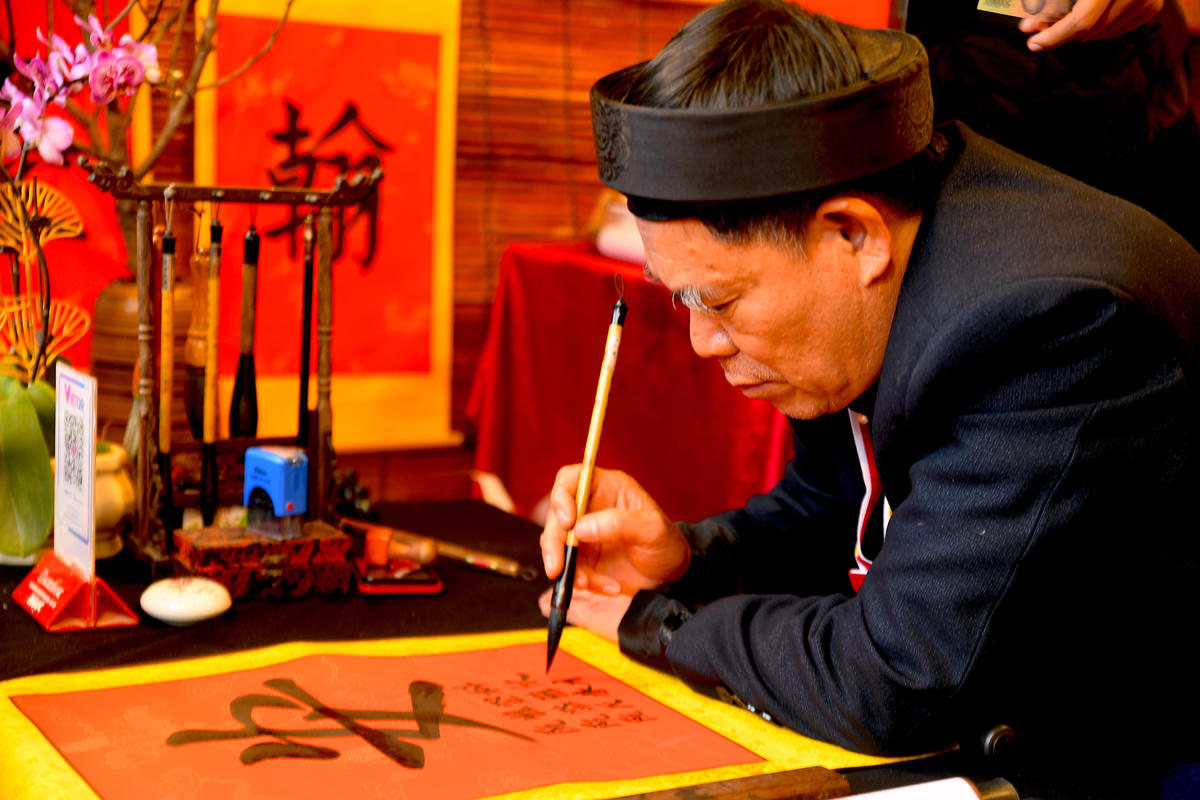 Từng nét bút thư pháp được viết cẩn trọng, thể hiện sự trân trọng đối với giá trị đạo học được gìn giữ qua nhiều thế hệ. Ảnh: Phạm Sỹ.