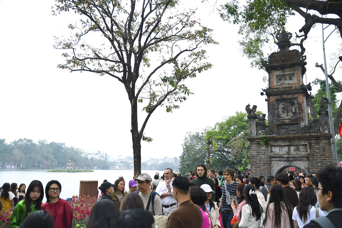 Hồ Gươm rộn ràng dòng người du xuân, giữ trọn sức hút giữa lòng Thủ đô. Ảnh: Phạm Sỹ.