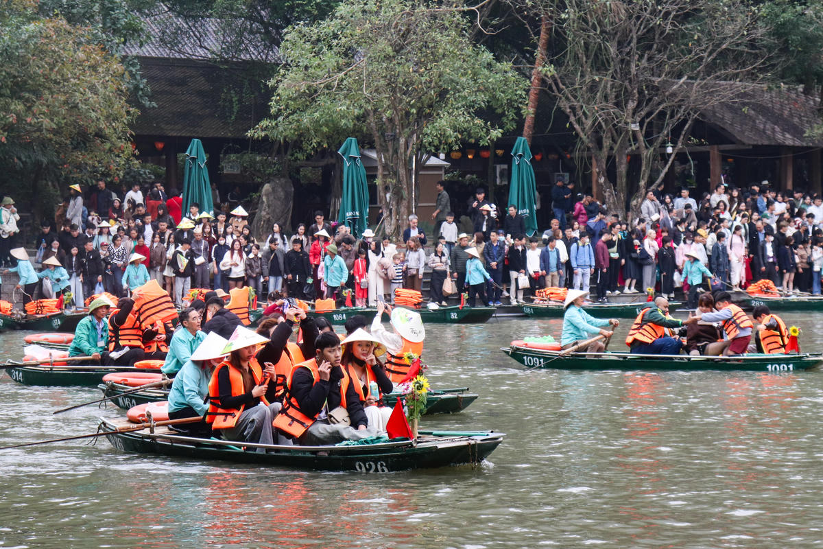 Tràng An đông nghịt khách trong những ngày nghỉ Tết Bính Ngọ 2026. Ảnh: Đình Minh