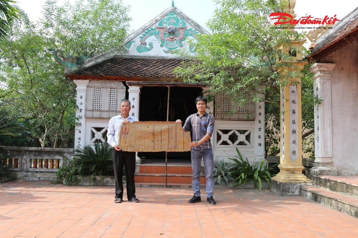 Nhà nghiên cứu Trần Mạnh Cường (bên phải) trong một lần nghiên cứu về Đạo sắc phong có liên quan tới người vẽ bản đồ Hoàng Sa Trường Sa năm 1774. Ảnh: NVCC