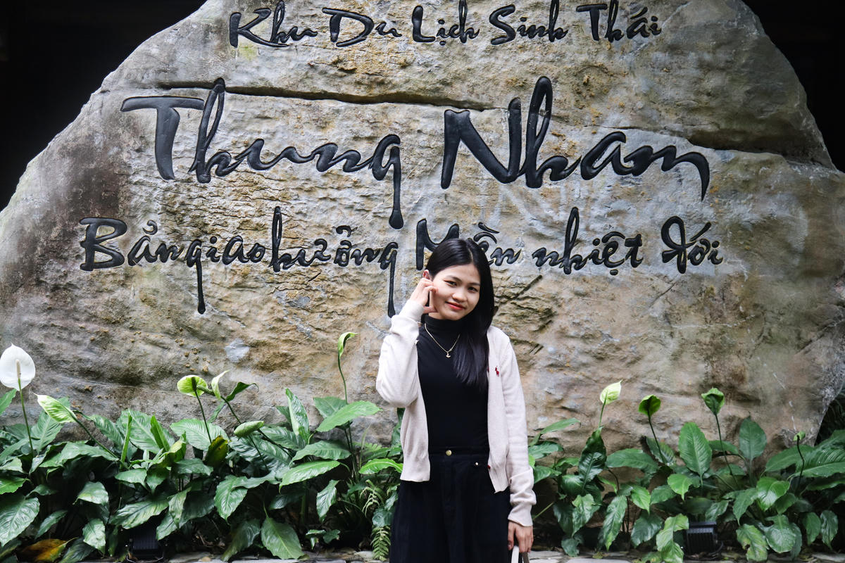 Chị Trịnh Phương Thảo (trú xóm Hát, xã Biện Thượng, tỉnh Thanh Hóa) cho biết: Lần đầu về với Thung Nham, chị rất ấn tượng bởi không gian xanh mát, không khí trong lành tại nơi đây. 'Dịp đầu Xuân năm nay, tôi muốn tìm về các địa điểm xanh, mang đậm dấu ấn của thiên nhiên. Đến Thung Nham, tôi thấy rất ấn tượng bởi có nhiều sản phẩm du lịch đặc sắc, từ thăm hang động, đi thuyền cho tới các điểm check-in đậm màu sắc Tết', chị Thảo nói. Ảnh: Đình Minh