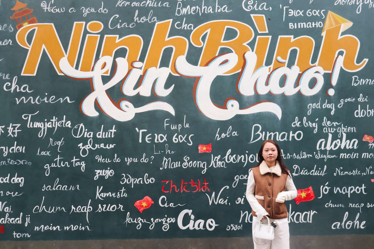 Nhiều vị trí check-in bắt mắt được các bạn trẻ lựa chọn để lưu lại khoảnh khắc du xuân tại Ninh Bình. Ảnh: Đình Minh