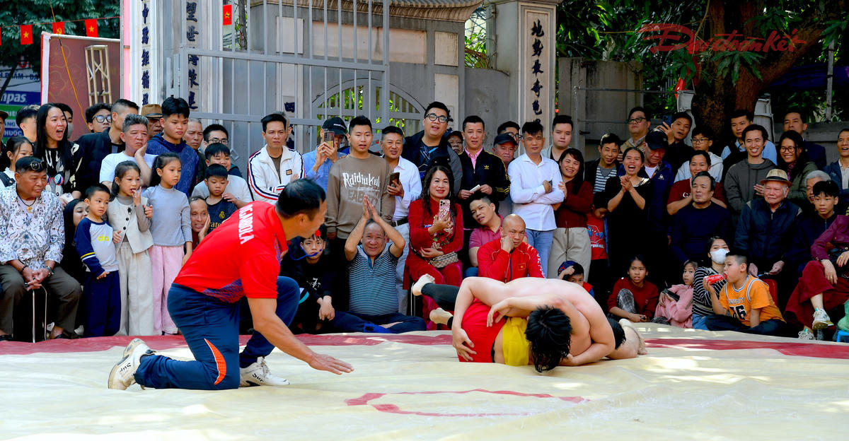 Khán giả vây kín quanh sới, chăm chú theo dõi từng pha ra đòn đầy kịch tính. Ảnh: Phạm Sỹ.