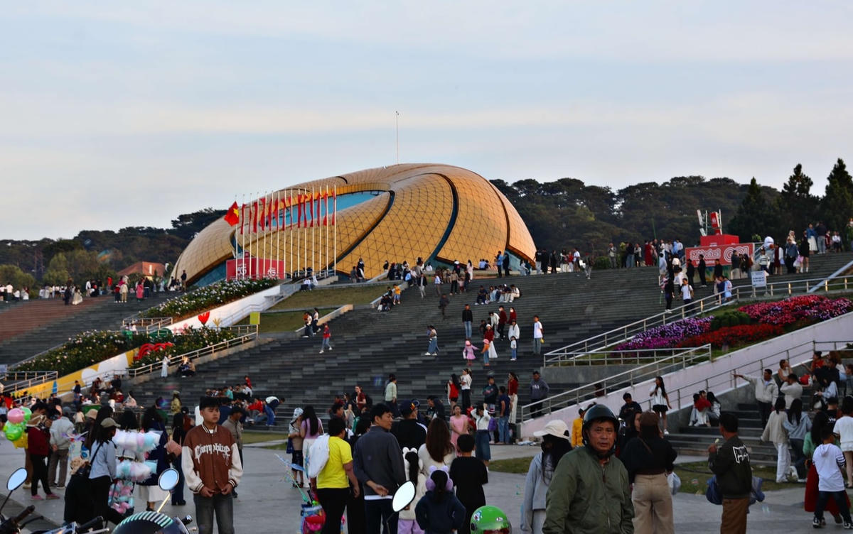 Tại quảng trường Lâm Viên, nhộn nhịp người dân, du khách đổ về trong những ngày đầu năm mới. Ảnh X.H