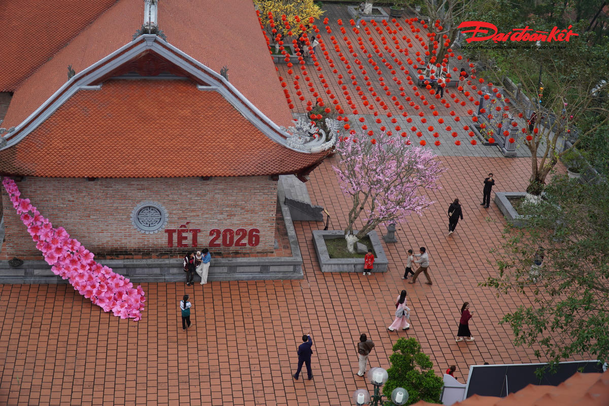 Những ngày nghỉ Tết Nguyên đán Bính Ngọ, đông đảo người dân và du khách đã về Ngã ba Đồng Lộc để dâng hương, dâng hoa tưởng niệm các Anh hùng liệt sĩ.