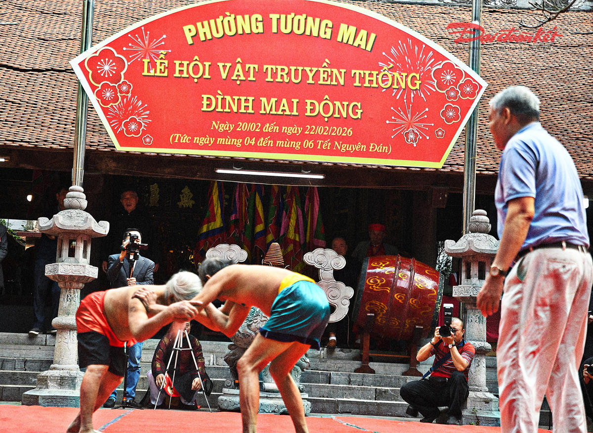 Hai Lão Đô thực hiện các thế vật truyền thống trong không khí trang trọng. Ảnh: Phạm Sỹ.