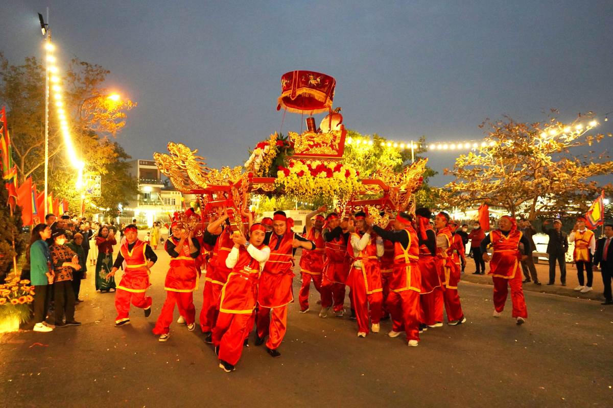 Màn kiệu bay của đoàn rước tại lễ hội Từ Lương Xâm. Ảnh: PT.&nbsp;