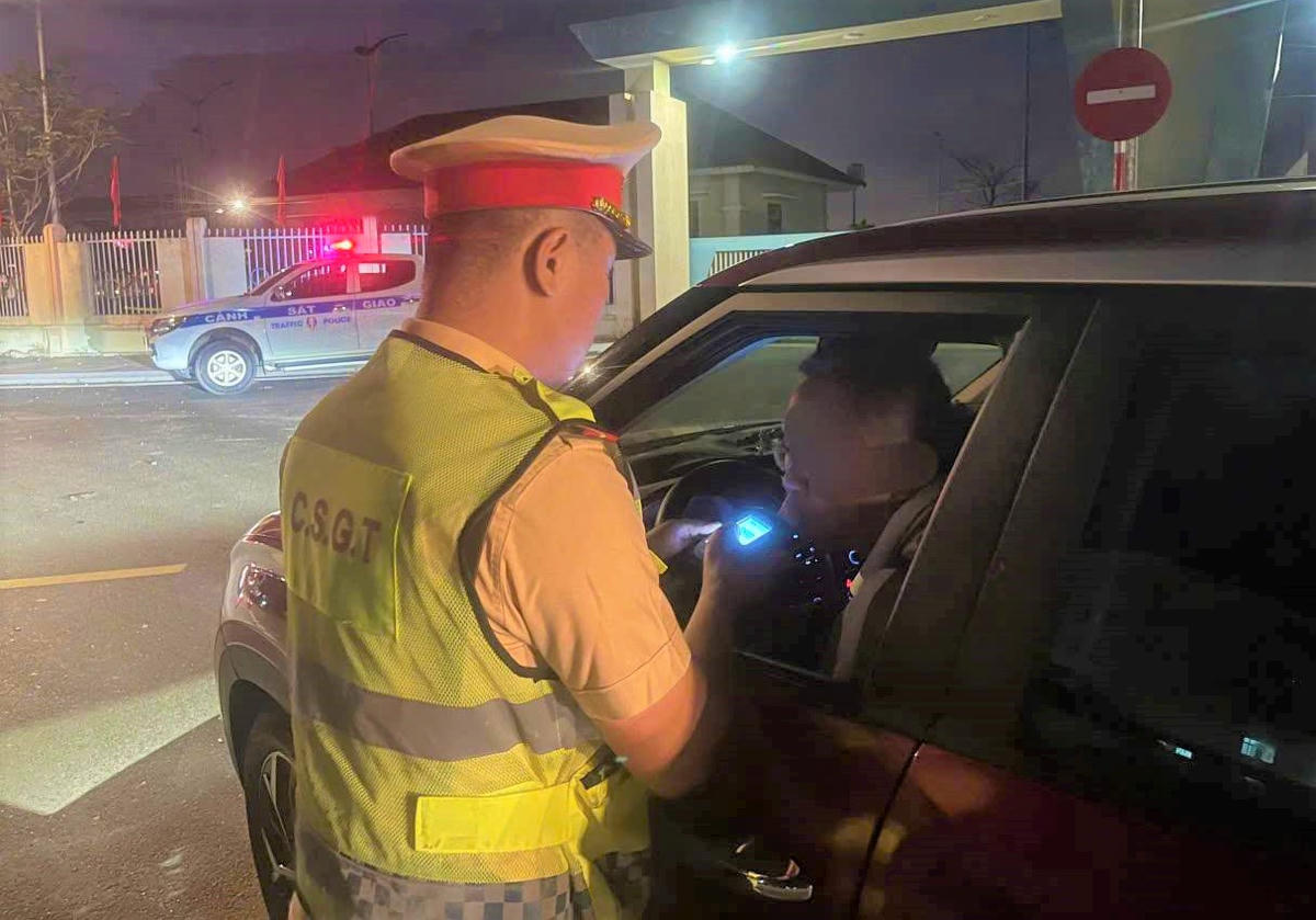 Lực lượng CSGT, Công an TP Đà Nẵng kiểm tra nồng độ cồn tài xế lái xe ô tô trong dịp Tết. Ảnh: CV.