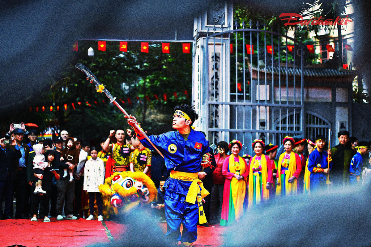 Không gian Lễ hội vật truyền thống làng Mai Động rộn ràng, rực rỡ trong những ngày đầu xuân. Ảnh: Phạm Sỹ.