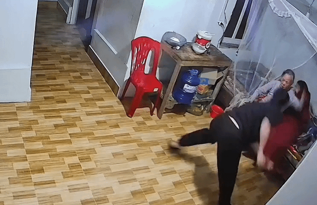 Người đàn ông tấn công chị gái ngay trên giường.&nbsp;