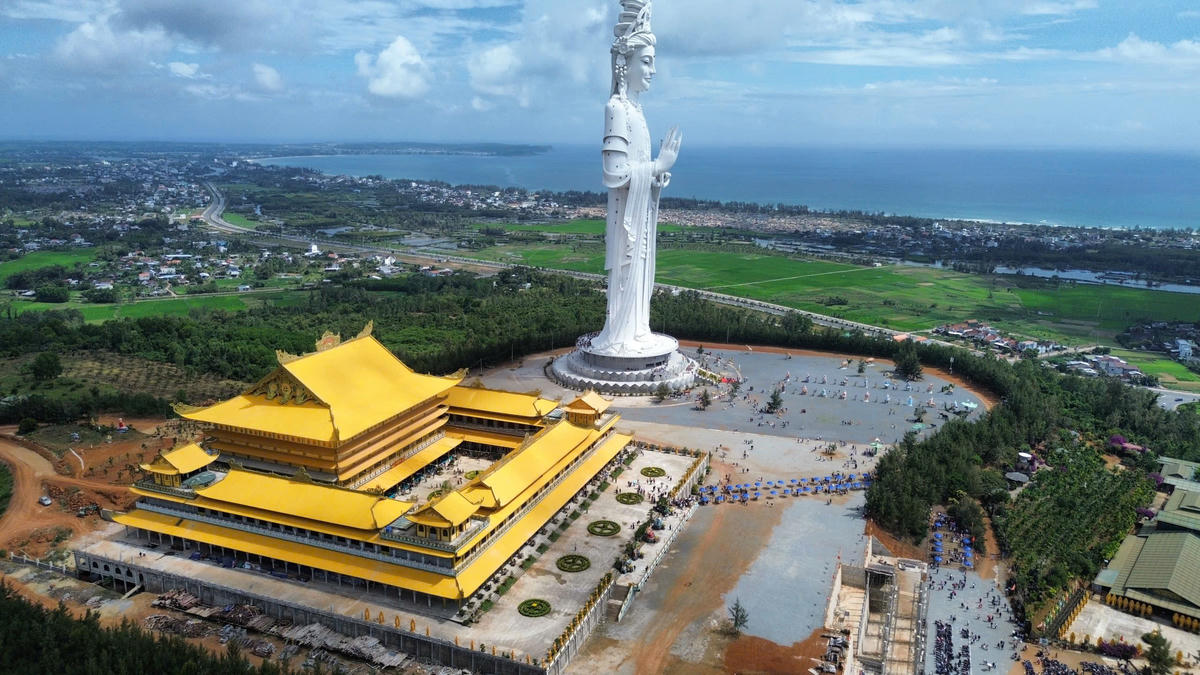 Chùa Minh Đức là địa điểm thu hút nhiều người dân và du khách nhất tại Quảng Ngãi vào dịp lễ, Tết. Ảnh: CV.