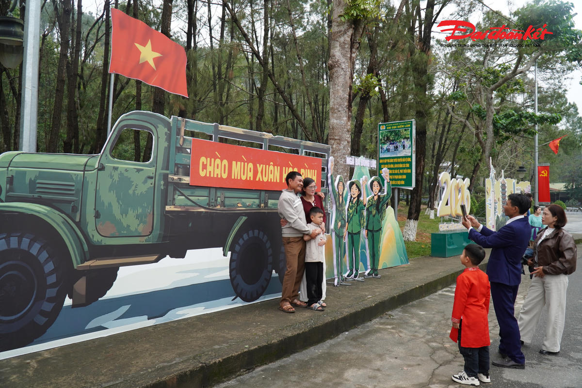 Giám đốc Ban Quản lý Khu di tích Ngã ba Đồng Lộc Đặng Quốc Vũ cho biết: Trong dịp nghỉ Tết, đơn vị quản lý khu di tích Ngã Ba Đồng Lộc đã bố trí cán bộ, nhân viên trực xuyên Tết để đón tiếp, hướng dẫn khách tham quan, đảm bảo an ninh trật tự và an toàn cho du khách. . 