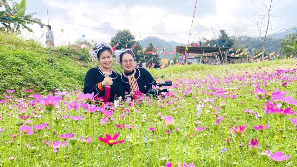 Đến Khâu Đấng, du khách thích thú khi mặc trang phục dân tộc Sán Chỉ, chụp ảnh cùng hoa và núi rừng nơi đây. Ảnh: TN.