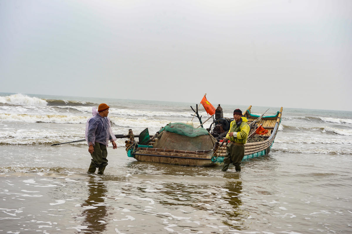 Với ngư dân xứ Thanh, chuyến vươn khơi những ngày đầu xuân không đơn thuần là hoạt động sản xuất thường nhật mà còn mang ý nghĩa lấy may, gửi gắm ước vọng một năm biển yên, cá tôm đầy khoang. Ảnh: Đình Minh