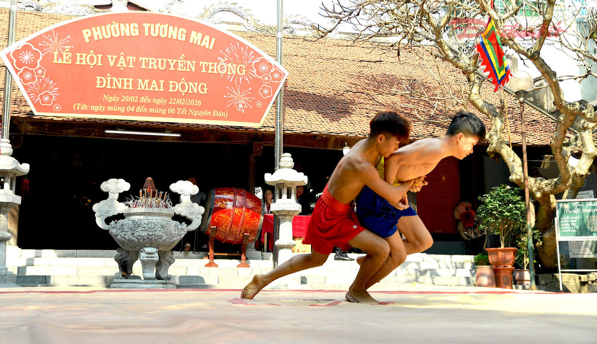 Hai đô vật nhí nhập cuộc đầy tự tin, những miếng đánh quyết liệt làm sới vật thêm sôi động, góp phần gieo mầm và gìn giữ truyền thống thượng võ của làng Mai Động cho thế hệ mai sau. Ảnh: Phạm Sỹ.