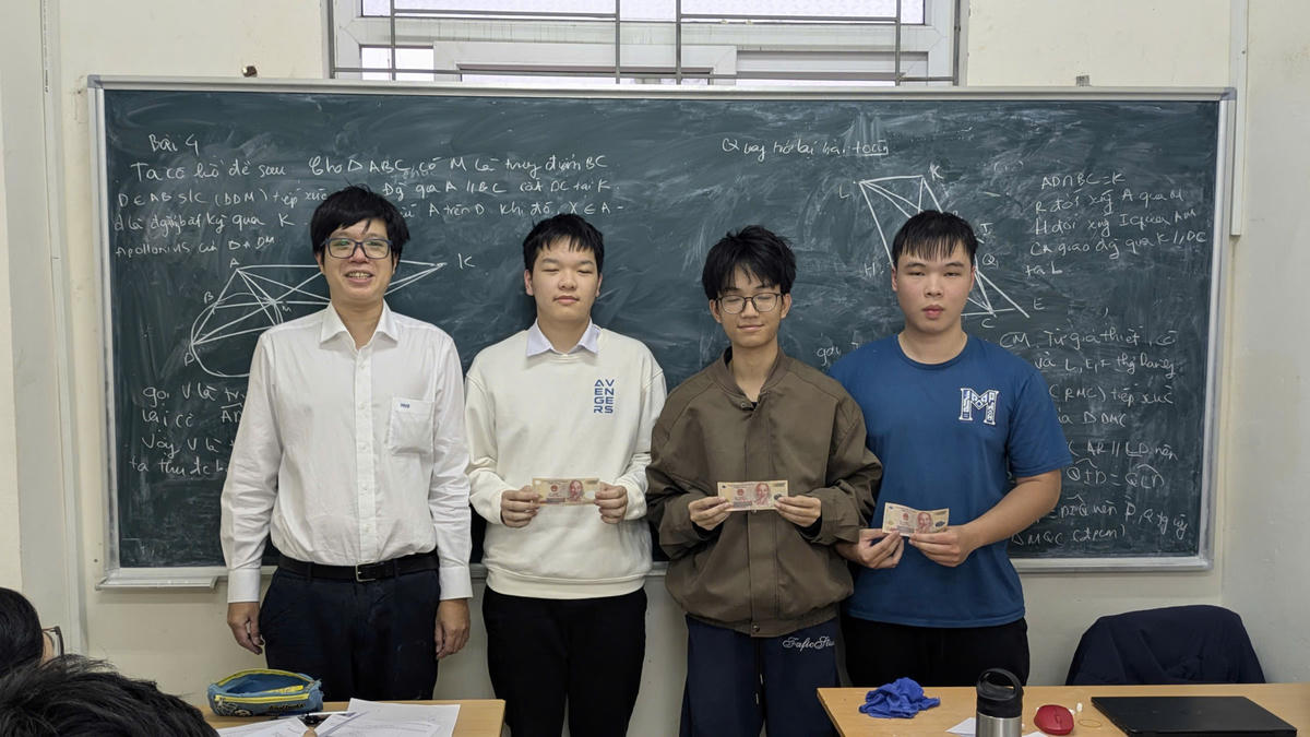 Thầy Trần Quang Hùng trao phần thưởng khích lệ học sinh. Ảnh: NVCC.
