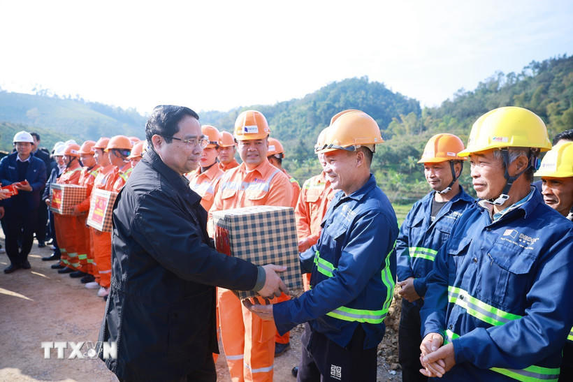 Thủ tướng Phạm Minh Chính chúc Tết công nhân thi công dự án đường cao tốc Đồng Đăng (Lạng Sơn)-Trà Lĩnh (Cao Bằng). (Ảnh: Dương Giang/TTXVN).