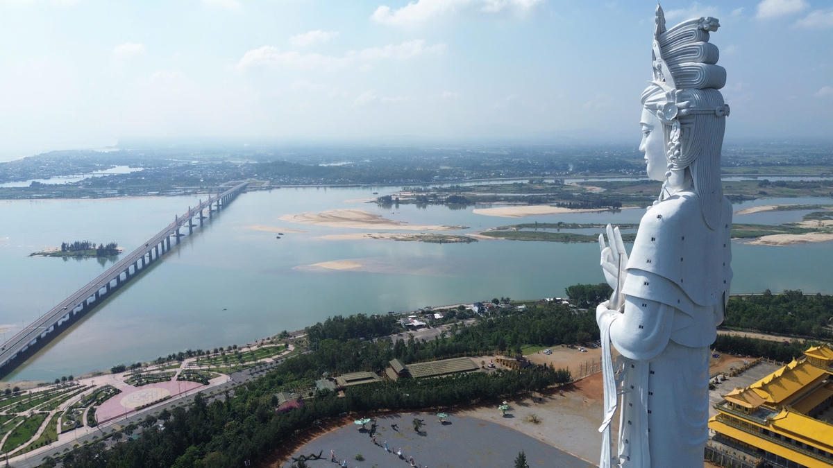 Tượng Quan Âm tại chùa Minh Đức hướng ra sông Trà Khúc. Ảnh: CV.