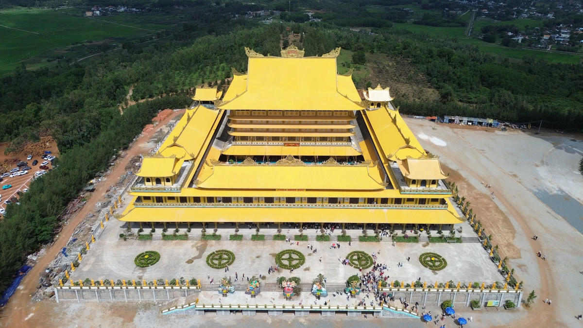 Khu khuôn viên chùa Minh Đức. Ảnh: CV.