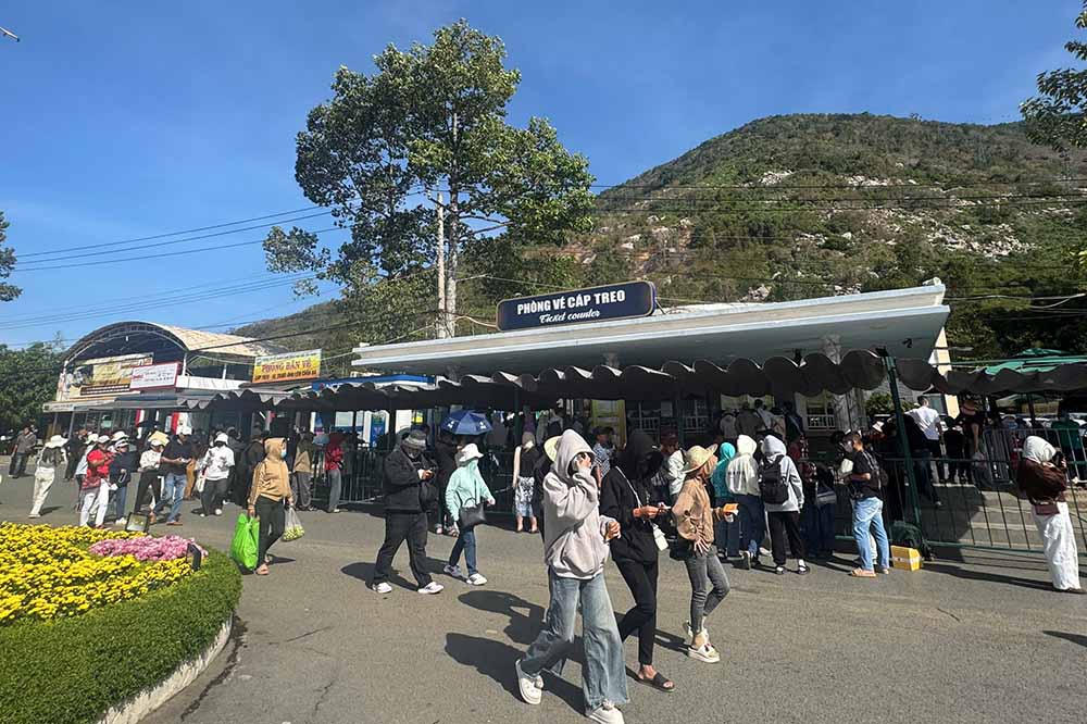 Núi Bà Đen, địa điểm du lịch thu hút đông du khách nhất ở tỉnh Tây Ninh. Ảnh: T.Vũ.