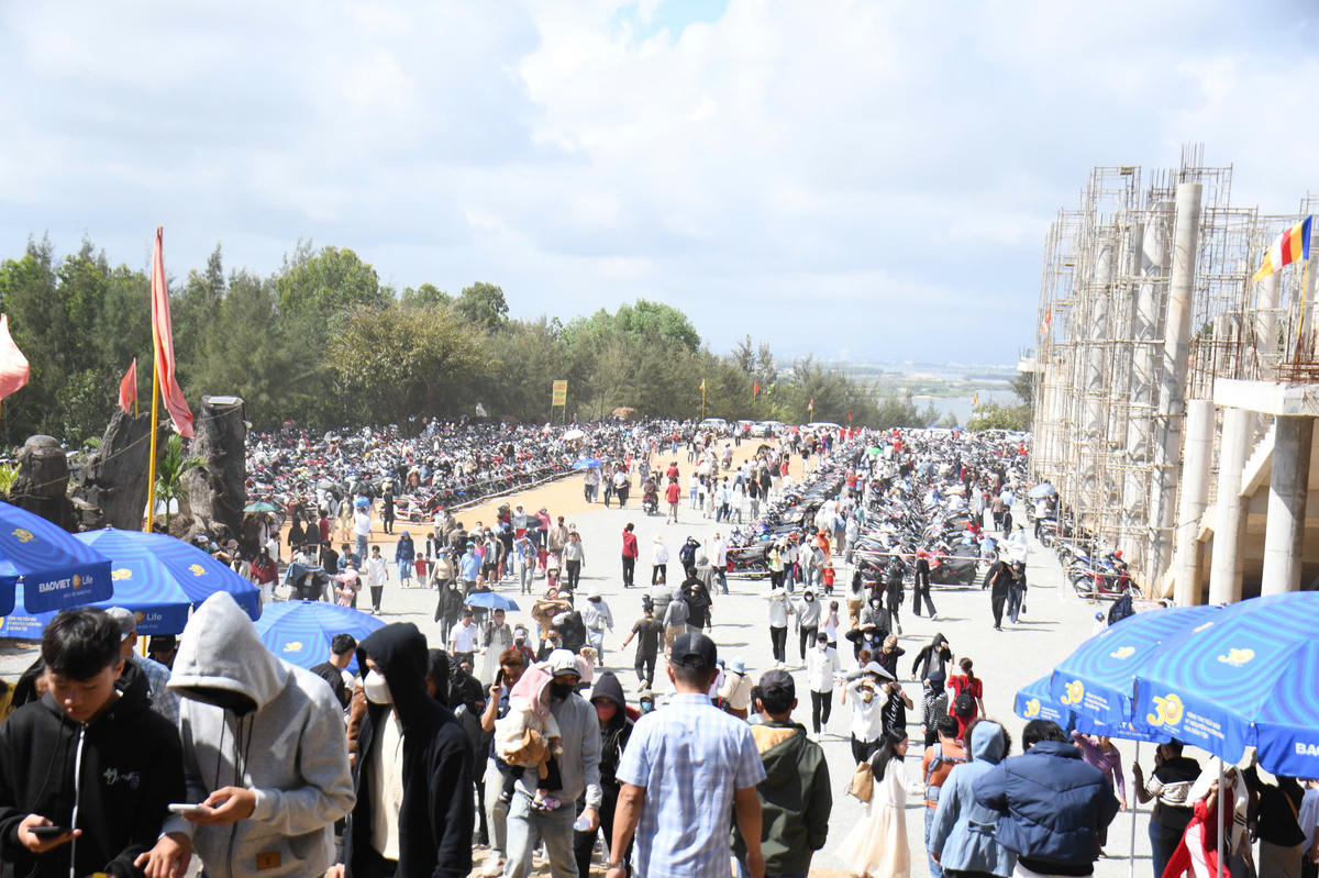 Rất đông người dân trong tỉnh cũng như du khách khắp nơi đến chiêm bái tượng Quan Âm. Ảnh: CV.