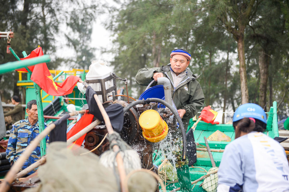 Không khí lao động khẩn trương, tươi vui trên các bãi biển xứ Thanh những ngày đầu năm mới đã mở ra nhịp khởi động đầy hứng khởi cho một năm bám biển của ngư dân. Ảnh: Đình Minh