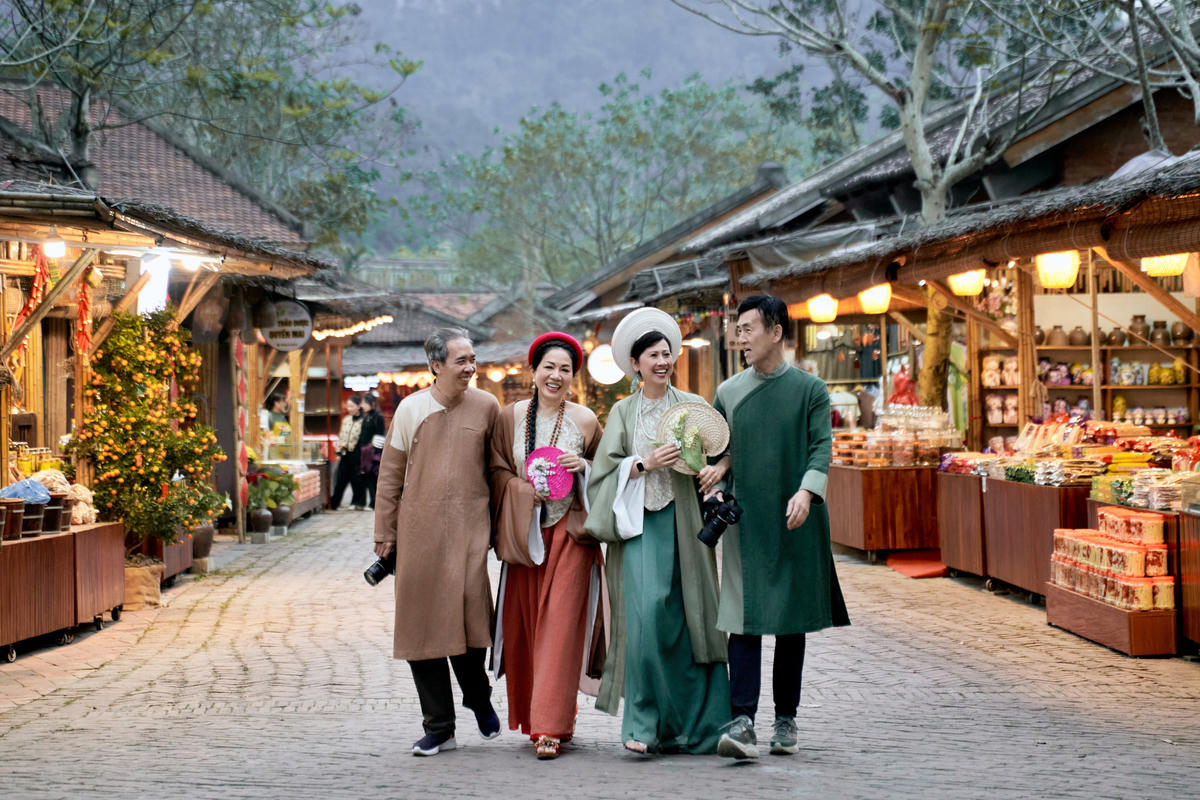 Du khách phấn khởi đi du Xuân tại Khu di tích và danh thắng Yên Tử.