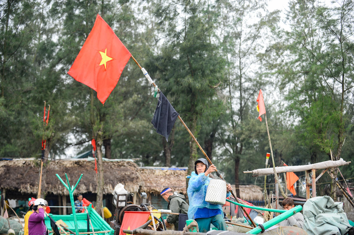 Còn ông Nguyễn Văn Lịch (68 tuổi) chia sẻ, ra biển từ sớm không chỉ để tăng thêm thu nhập mà còn để lấy lộc, cầu mong một năm thuận buồm xuôi gió. Ảnh: Đình Minh