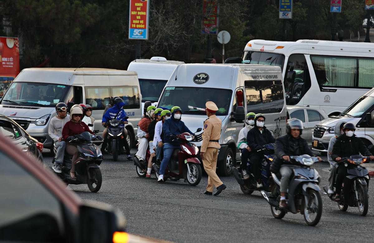 Lực lượng CSGT tỉnh Lâm Đồng, phân luồng các nút giao trọng điểm, đảm bảo các phương tiện lưu thông thuận lợi trong những ngày đầu năm mới. Ảnh X.H